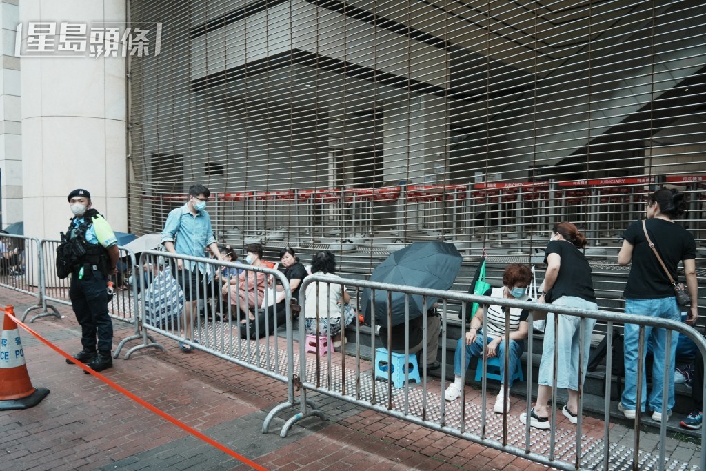 巿民一早排隊等候進庭旁聽。汪旭峰攝 巿民一早排隊等候進庭旁聽。汪旭峰攝