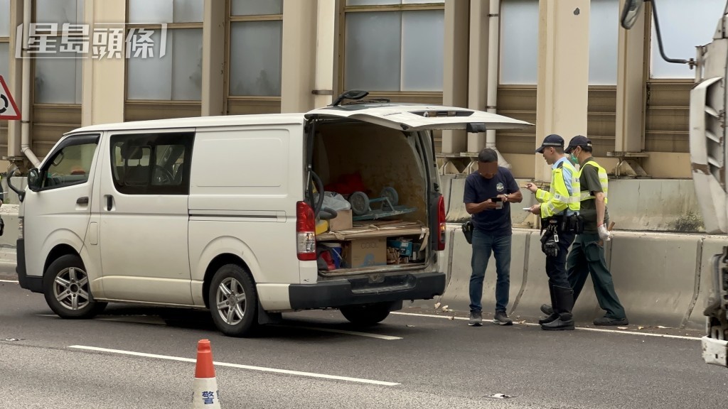 警員截查懷疑殘缺的商用車輛。梁國峰攝 警員截查懷疑殘缺的商用車輛。梁國峰攝