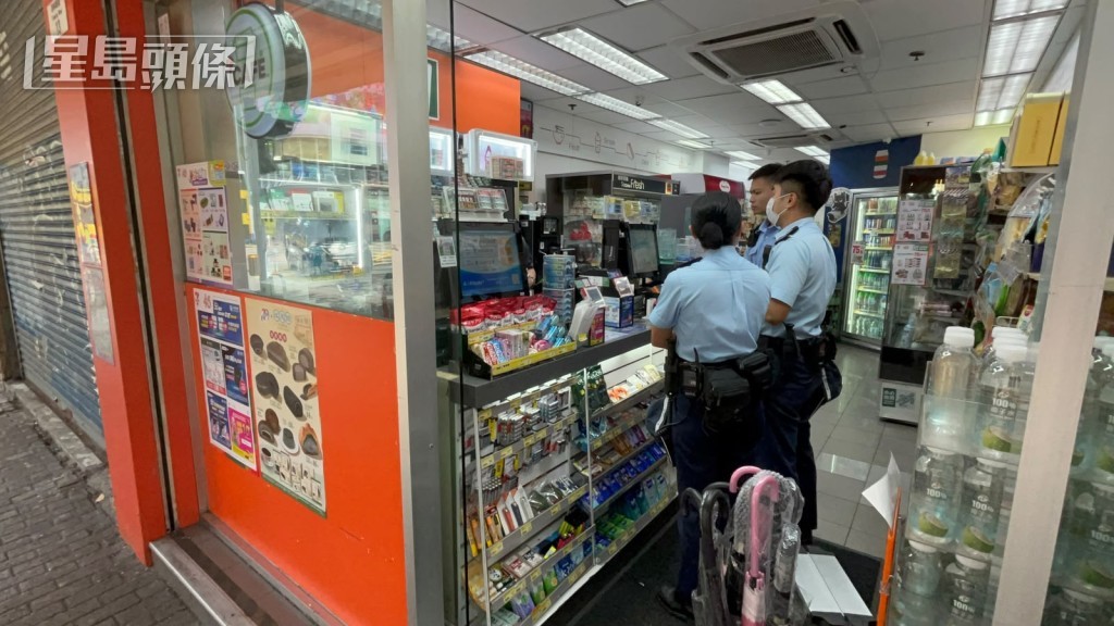 警員在便利店調查。楊偉亨攝 警員在便利店調查。楊偉亨攝