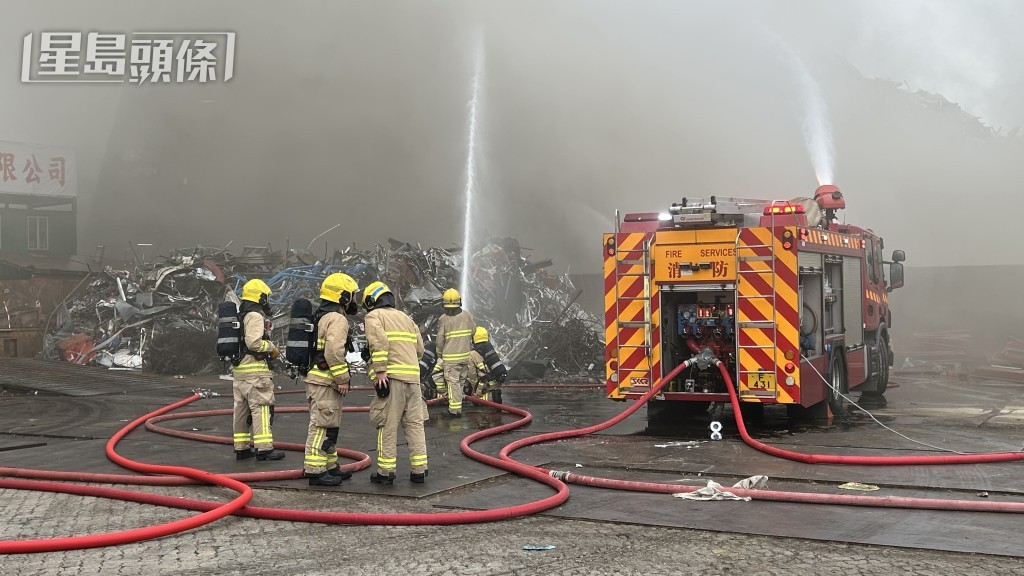 現場煙霧彌漫。