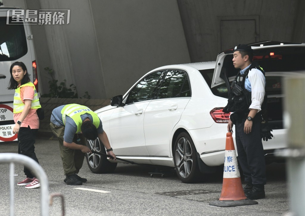 進入法院的車輛需經安全檢查。