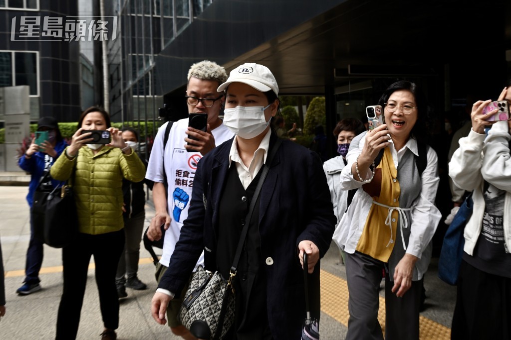 「何太」葉秀定離開法庭時，大批巿民在旁拍照。劉駿軒攝