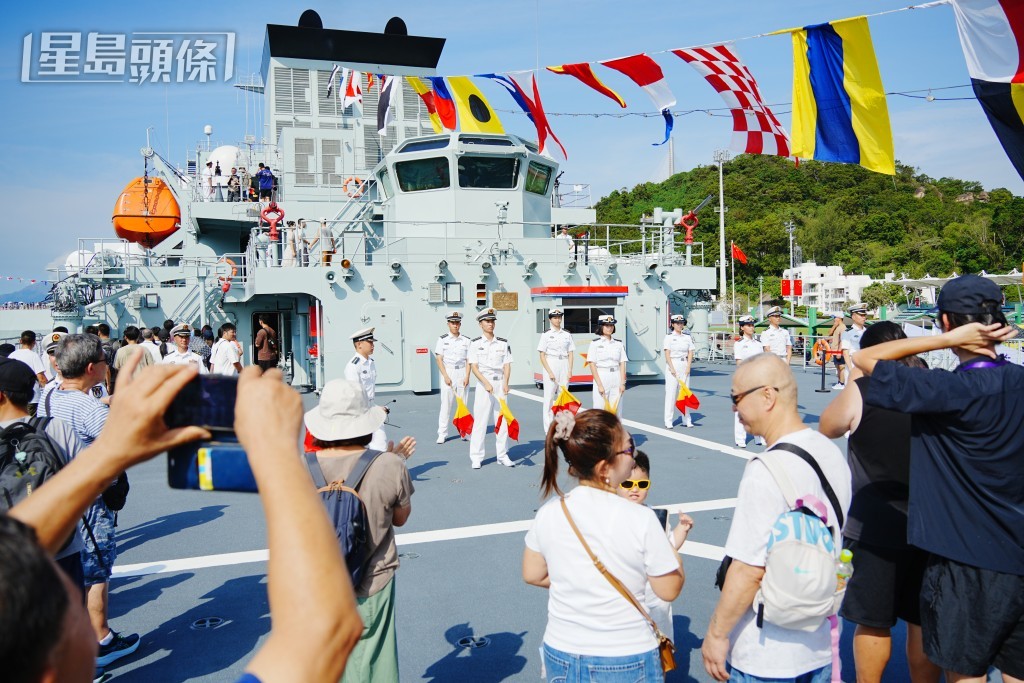 不少市民忙於舉機打卡。