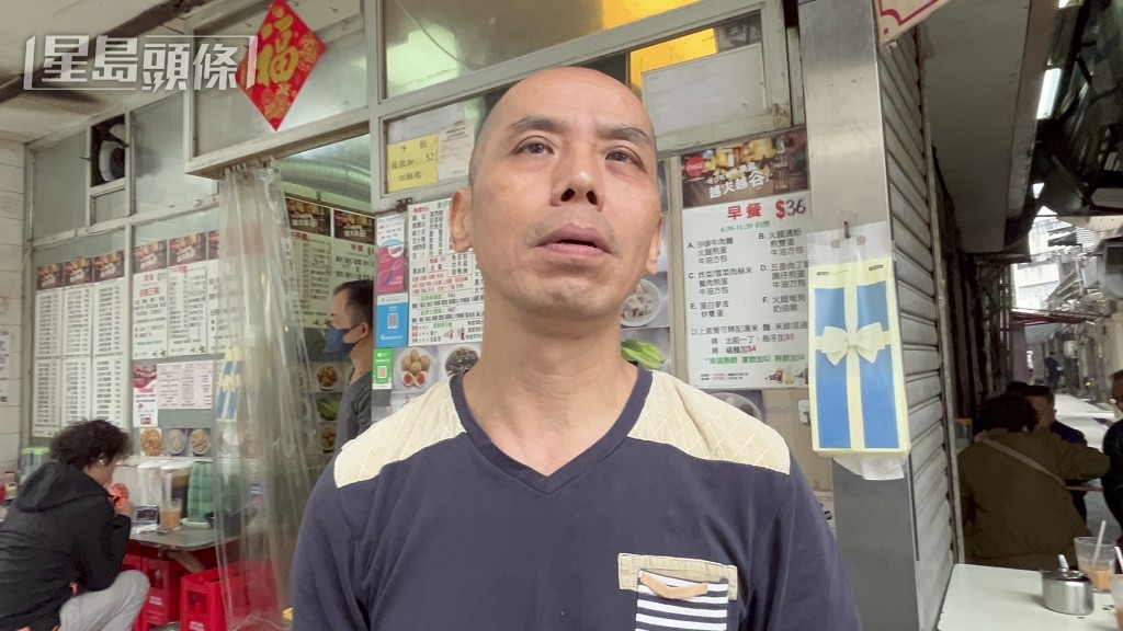 街坊講述死者情況。蔡楚輝攝