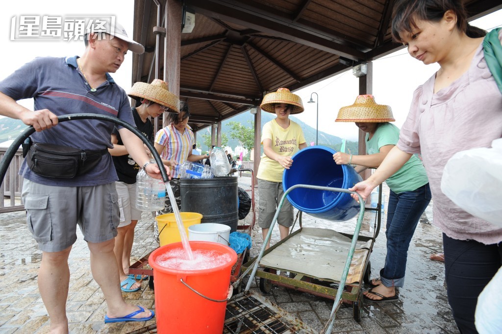 大澳居民斷水，要到碼頭取水用。資料圖片
