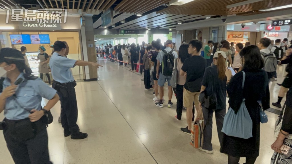 港鐵提供免費接駁巴士,來往大埔墟站及上水站。楊偉亨攝 港鐵提供免費接駁巴士,來往大埔墟站及上水站。楊偉亨攝