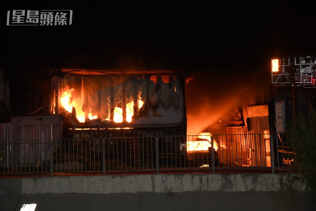 元朗白沙村附近一個車房發生火警，現場火光熊熊。黎志偉攝