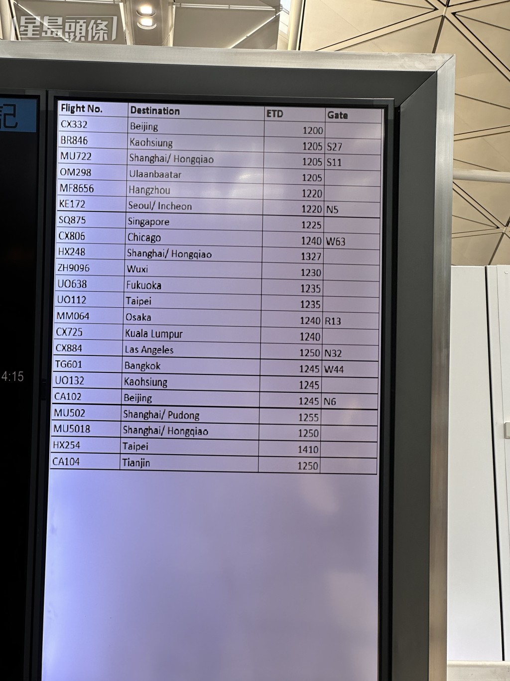 機場客運大樓的航班顯示系統於周日出現故障，需要改用白板手寫航班資訊。資料圖片