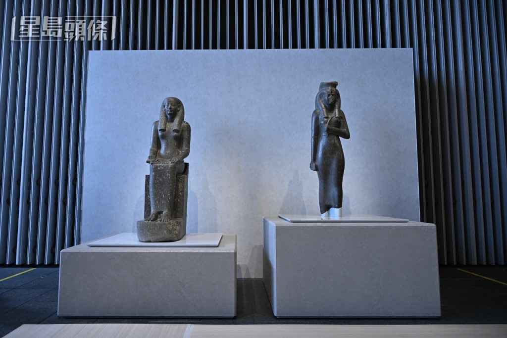 阿蒙神妻謝佩努彼特二世邁步像及伊烏尼特坐像,展示於館內二樓中庭。 阿蒙神妻謝佩努彼特二世邁步像及伊烏尼特坐像,展示於館內二樓中庭。