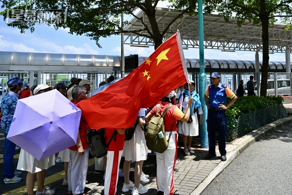 有市民手持國旗到來。蘇正謙攝 有市民手持國旗到來。蘇正謙攝