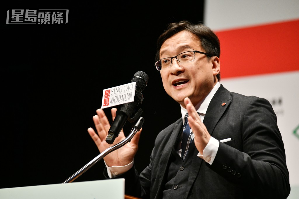擔任英文組評講的香港律師會會長陳澤銘律師讚賞辯論員水平非常高