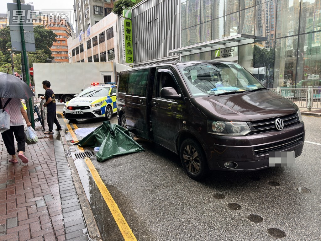 大角咀過路女遭貨車撞倒,再捲入貨Van車底,當場不治。梁國峰攝 大角咀過路女遭貨車撞倒,再捲入貨Van車底,當場不治。梁國峰攝