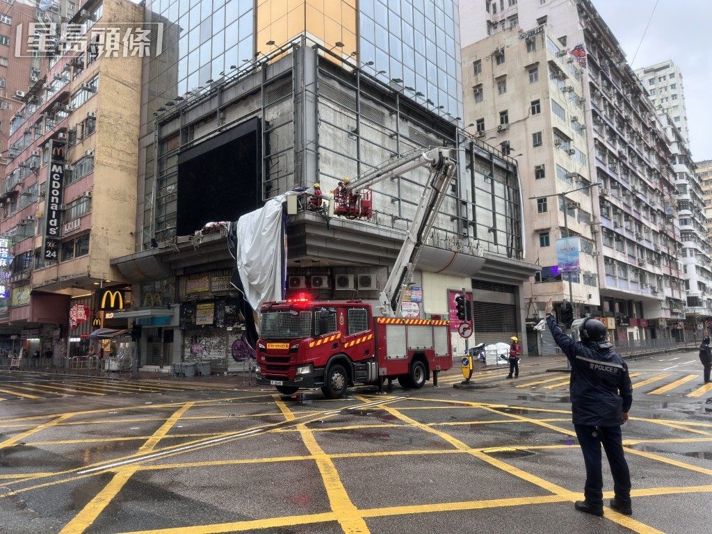 警方及消防接報到場處理。梁國峰攝