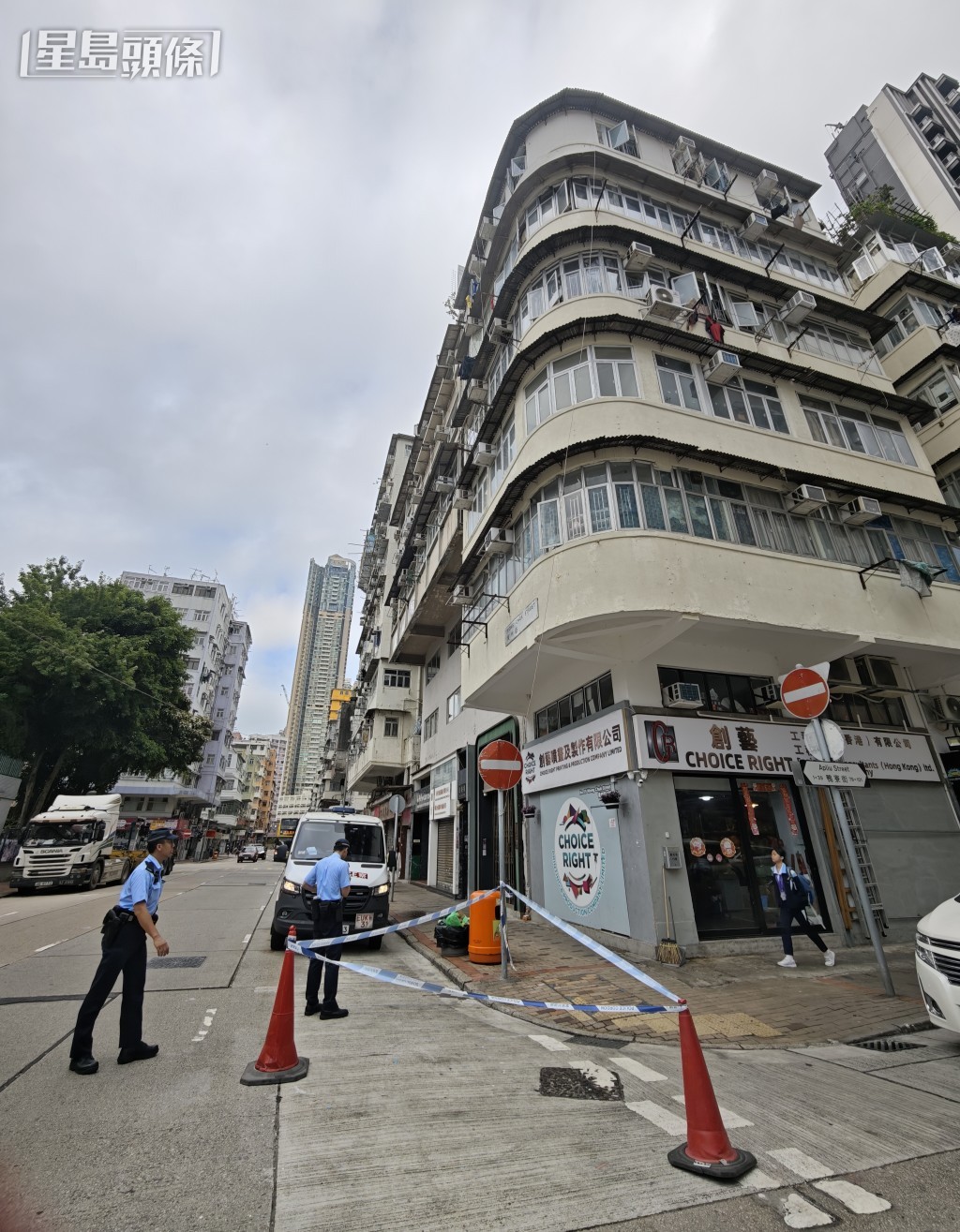 警方不排除男子墮樓倒地。 警方不排除男子墮樓倒地。