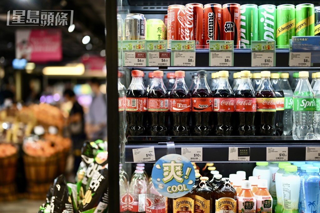 疑犯曾將尿液加入膠樽可樂內。示意圖。