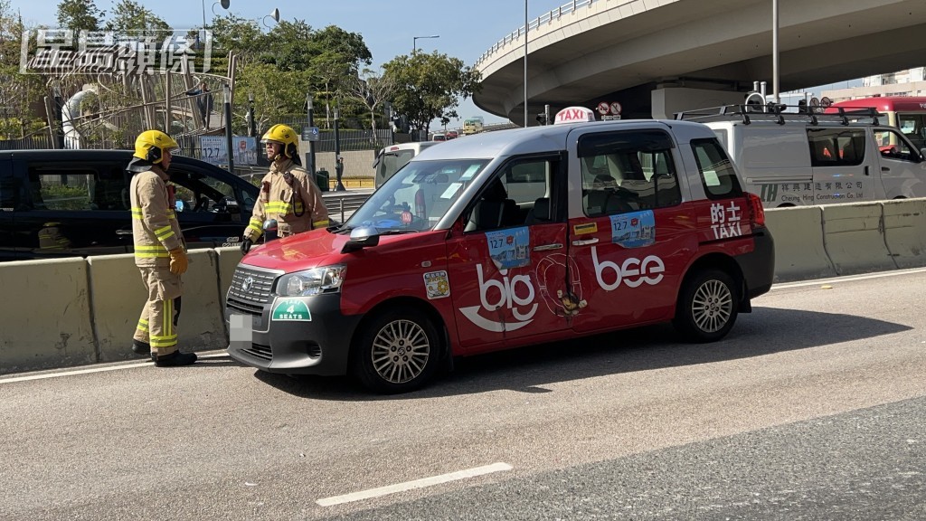 另一輛的士左邊車身損毀。