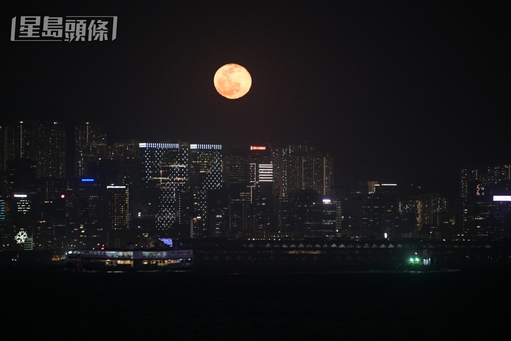 （20201231）疫情下除夕夜月亮照維港兩岸。資料圖片