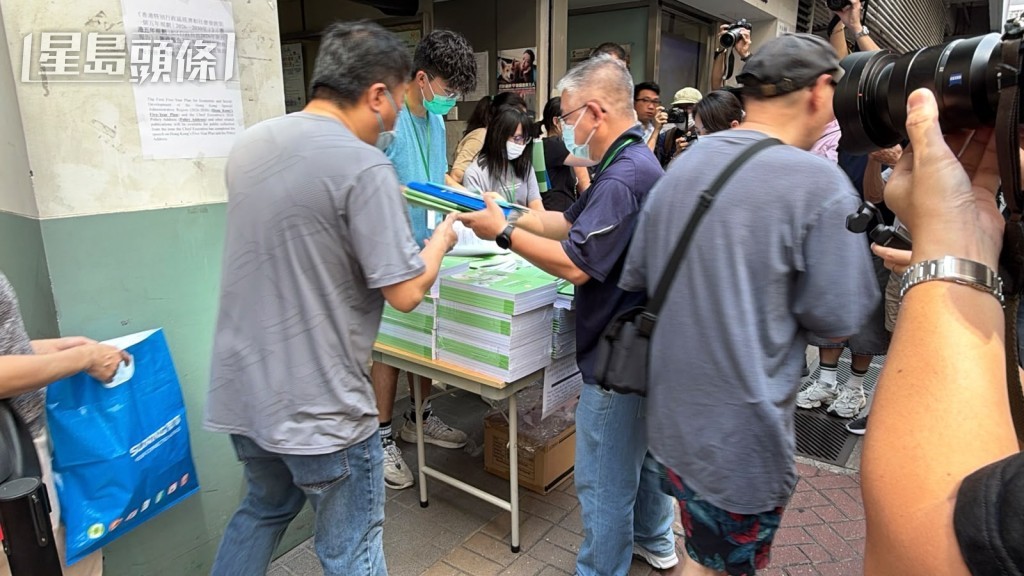 大批市民領取施政報告及五年規劃文本。 大批市民領取施政報告及五年規劃文本。