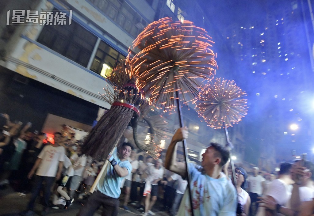 大坑舞火龍現場。禇樂琪攝 大坑舞火龍現場。禇樂琪攝