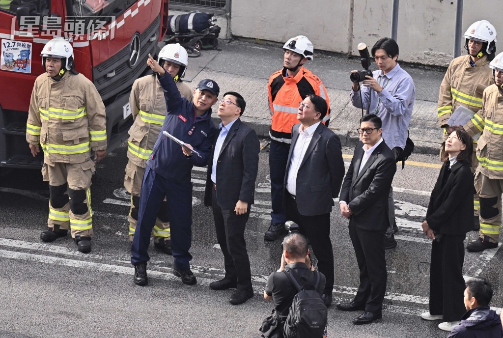 早前消防處長楊恩健(前排左)陪同行政長官李家超,視察大埔宏福苑五級火現場。資料圖片 早前消防處長楊恩健(前排左)陪同行政長官李家超,視察大埔宏福苑五級火現場。資料圖片