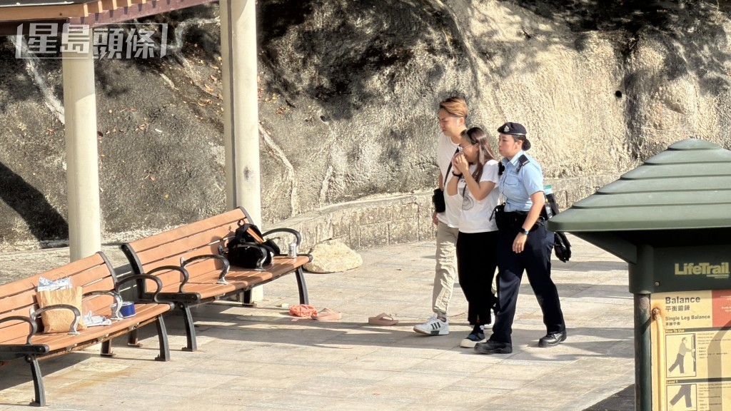 女死者的女兒傷心痛哭。 女死者的女兒傷心痛哭。