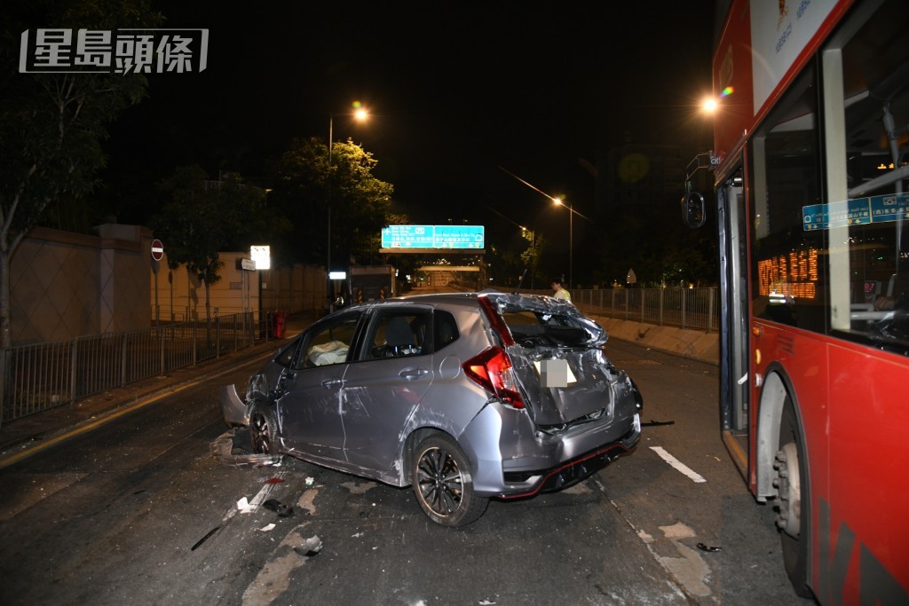 私家車車尾嚴重損毀。黎志偉攝 私家車車尾嚴重損毀。黎志偉攝