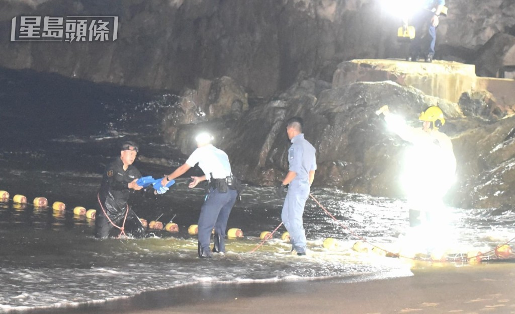 消防在防鯊網附近再發現5個包裹，其後執起再交由警方調查。