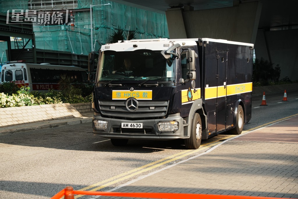 被告求情後由囚車載離法院。汪旭峰攝 被告求情後由囚車載離法院。汪旭峰攝