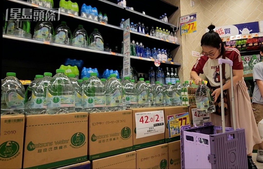 居民紛紛到超市購買飲用水。資料圖片 居民紛紛到超市購買飲用水。資料圖片