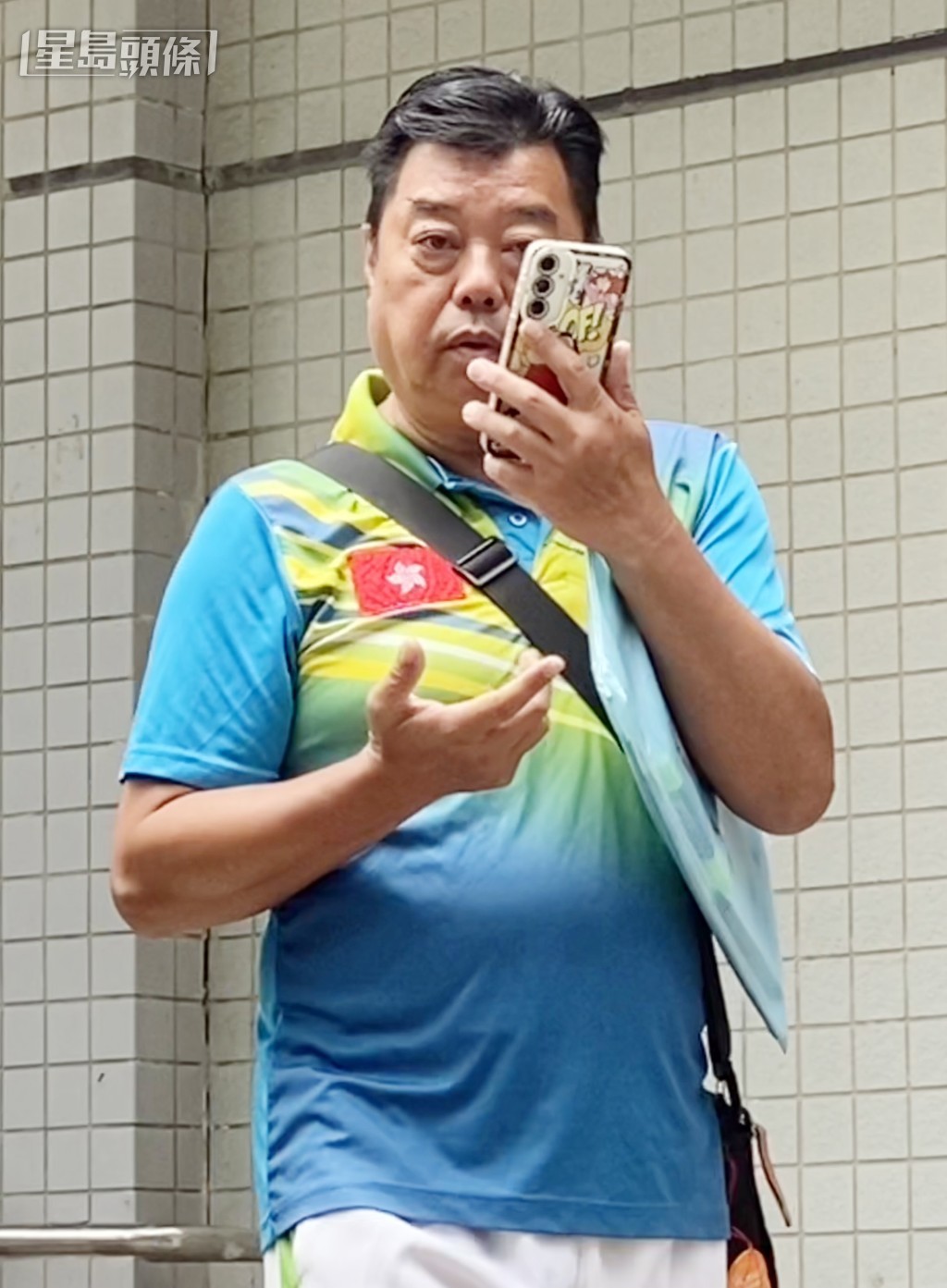 陳仲維今日身穿繡有香港區旗圖案的藍色上衣到庭應訊。雷璟怡攝
