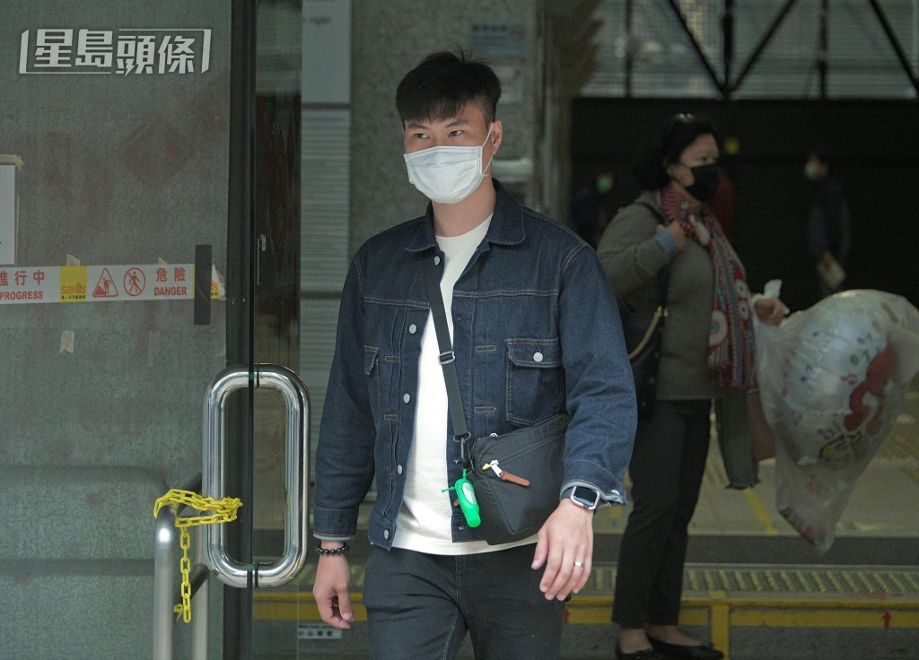 曾焌熙今早向法庭称无钱乘车到法院。资料图片