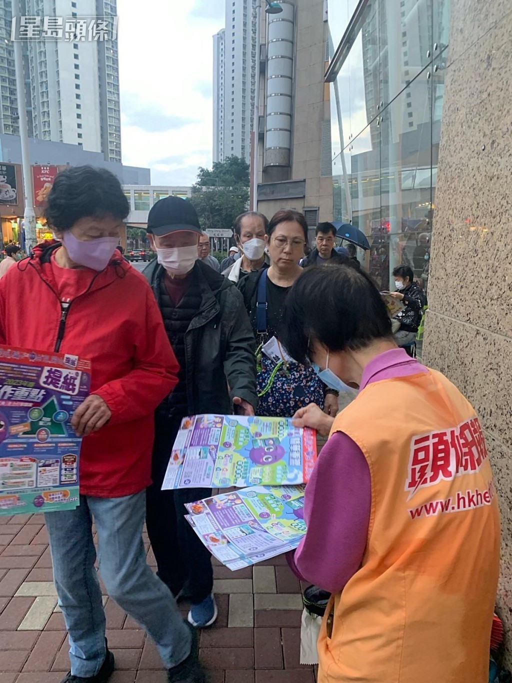 市民取閱附送《提紙》的免費報紙。