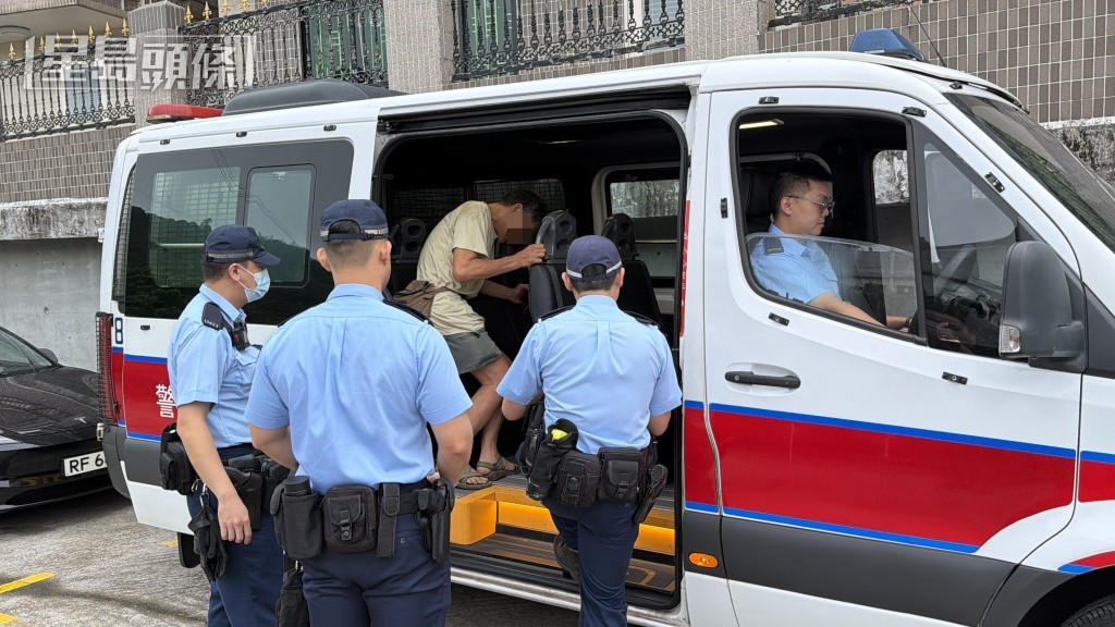 失蹤被尋回的行山漢,一度登上警車。 失蹤被尋回的行山漢,一度登上警車。