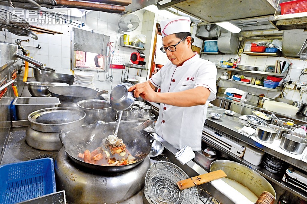 胜记海鲜酒家自2009年使用全电厨房，大厨陈金发即席献技，“镬气”十足。 陈极彰摄