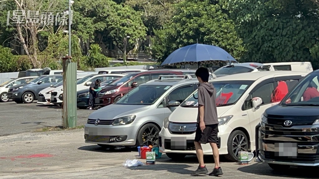 新屋村一個露天停車場內，多輛汽車遭淋紅油。林思明攝