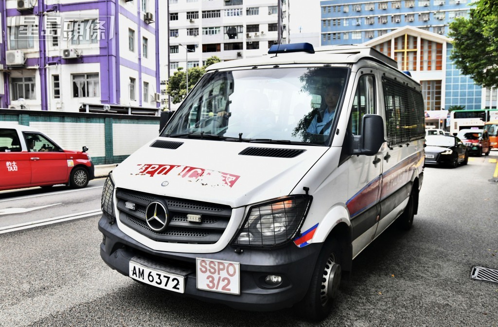 女被告由警車押解到庭應訊。盧江球攝 女被告由警車押解到庭應訊。盧江球攝