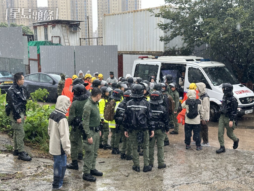 搜救人員集合後上山搜索。梁國峰攝 搜救人員集合後上山搜索。梁國峰攝