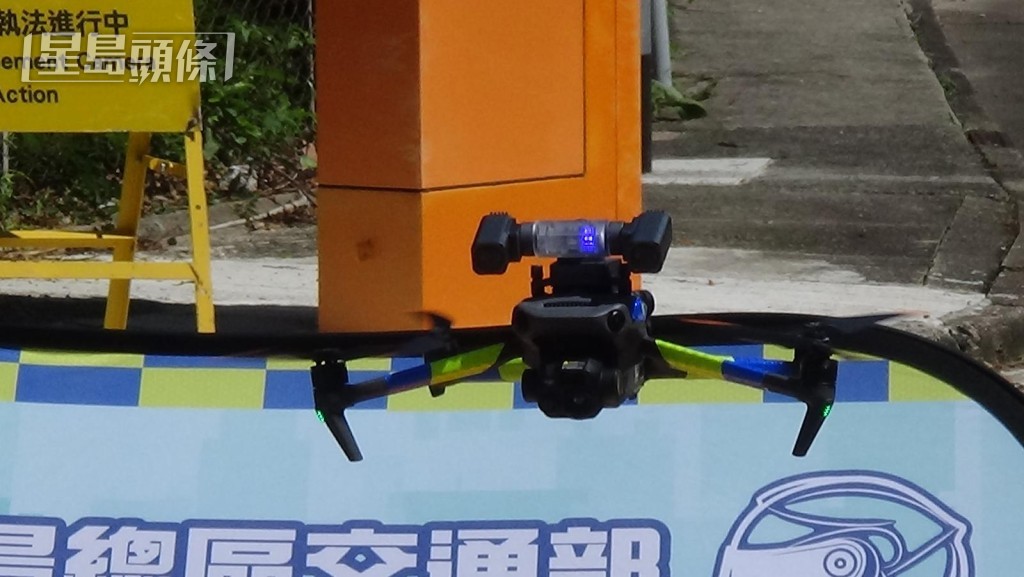 無人機機身亮起紅藍閃燈。