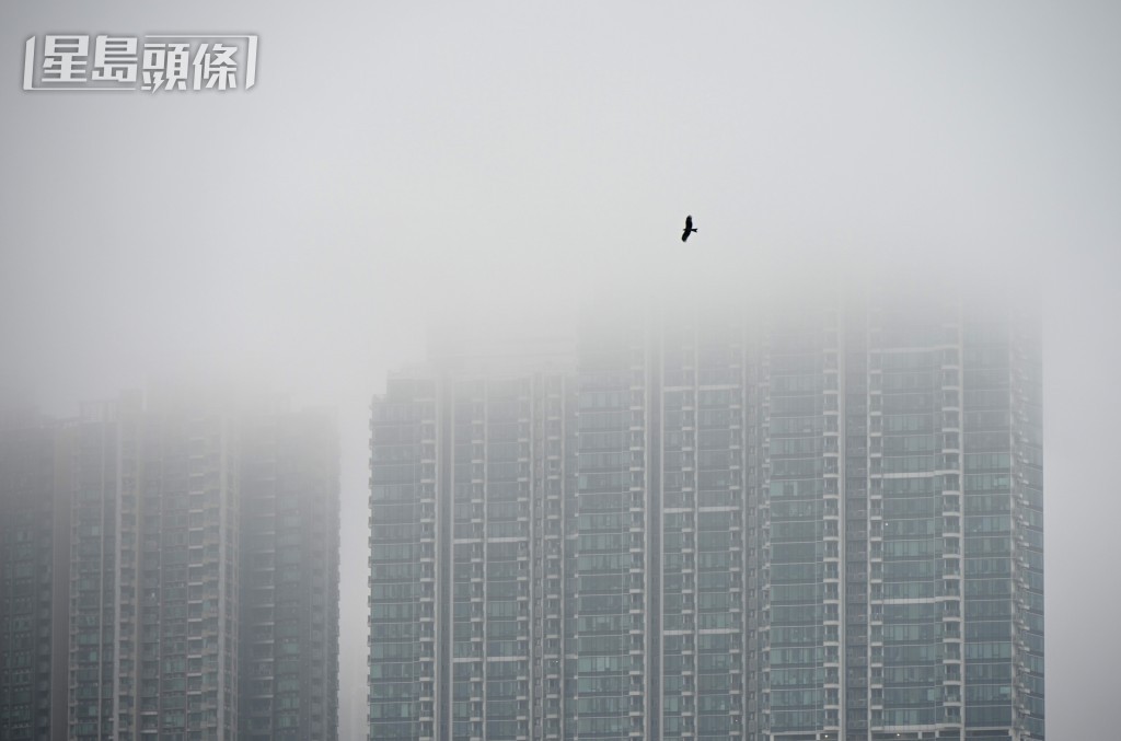 大廈被埋沒在雲霧中。 蘇正謙攝