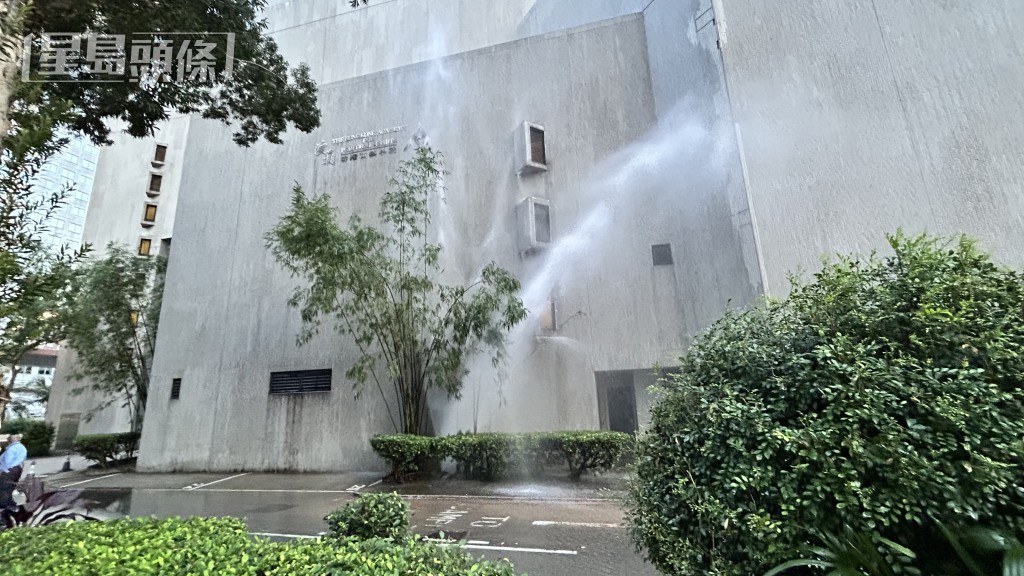 分域街22號爆地下食水管,射出多條高逾10米的水柱。蔡楚輝攝 分域街22號爆地下食水管,射出多條高逾10米的水柱。蔡楚輝攝