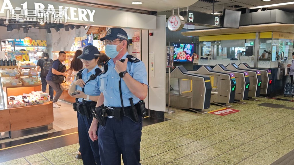 警員接報到場處理,猴子隨後已自行離開。蔡楚輝攝 警員接報到場處理,猴子隨後已自行離開。蔡楚輝攝
