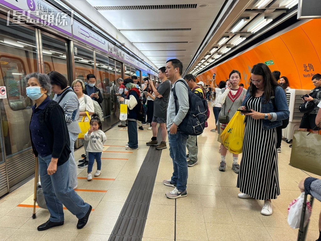 大批乘客在北角站月台聚集。謝宗英攝