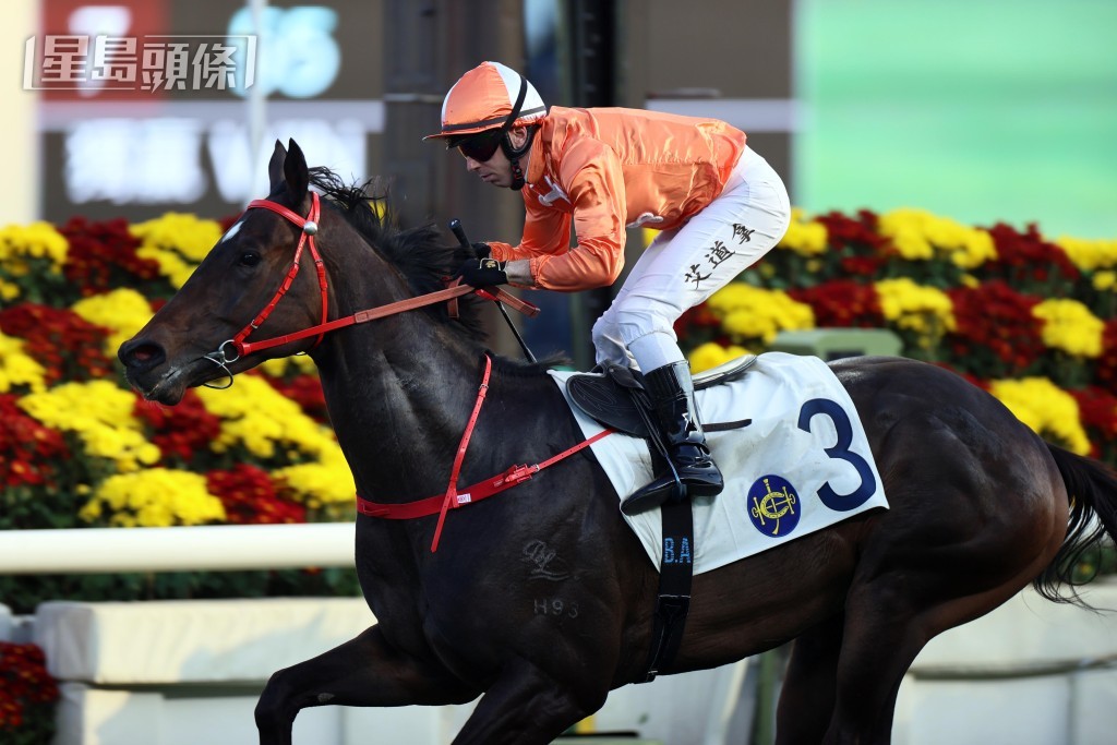 艾道拿在龍年賀歲賽馬日接連勝出兩場賽事。 艾道拿在龍年賀歲賽馬日接連勝出兩場賽事。