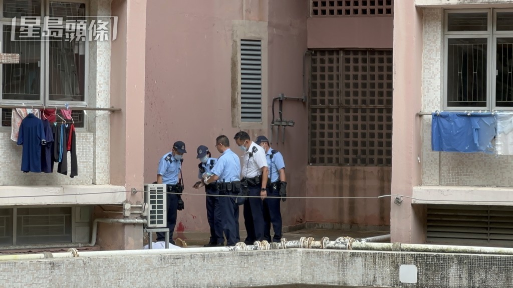 警員在大廈平台上調查。梁國峰攝 警員在大廈平台上調查。梁國峰攝