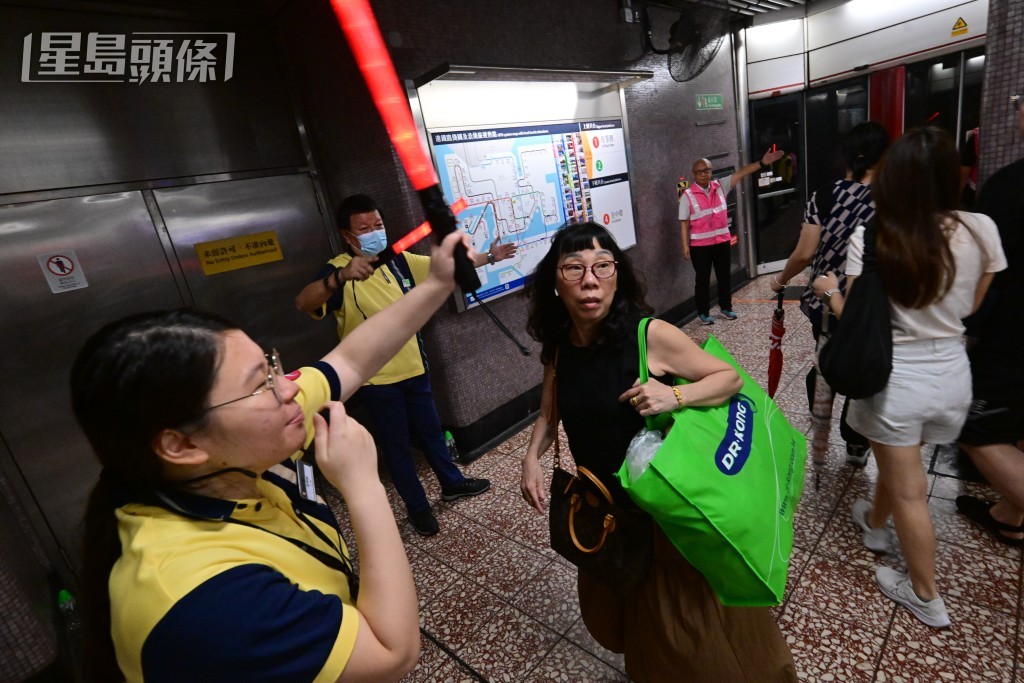 太子站月台內有多名職員維持秩序。陳極彰攝