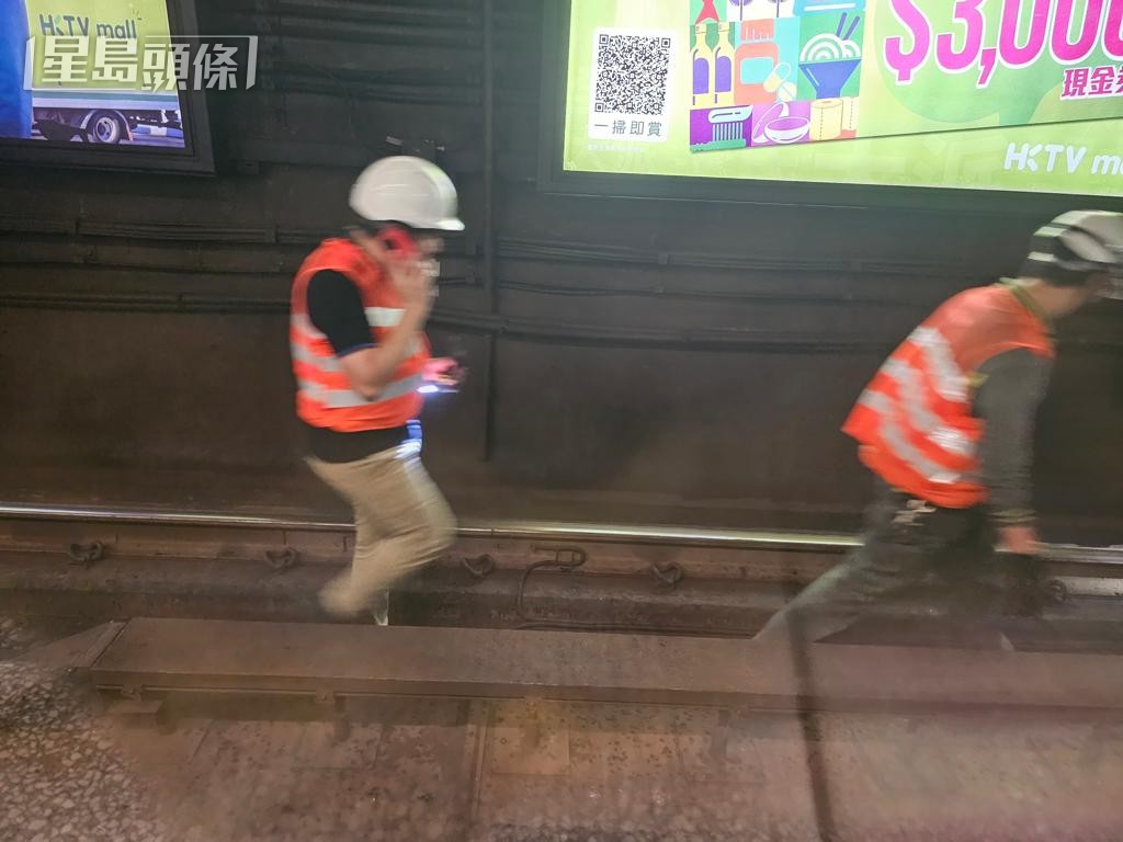 工程人員在鰂魚涌站進行搶修。