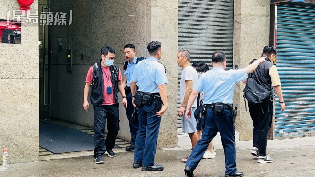 警方在大廈調查。