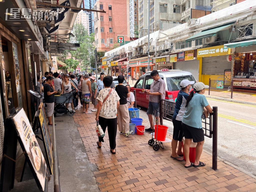 居民在街上等水車取水。梁國峰攝 居民在街上等水車取水。梁國峰攝