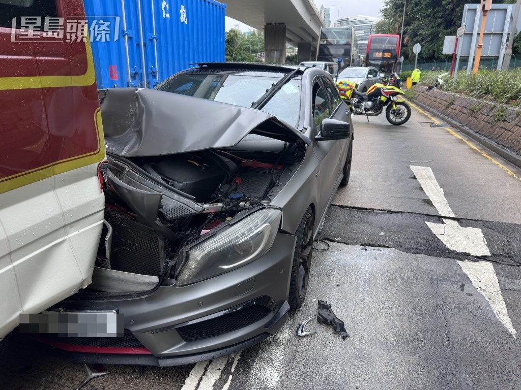 平治撞向穿梭小巴的尾部，車頭嚴重損毀。