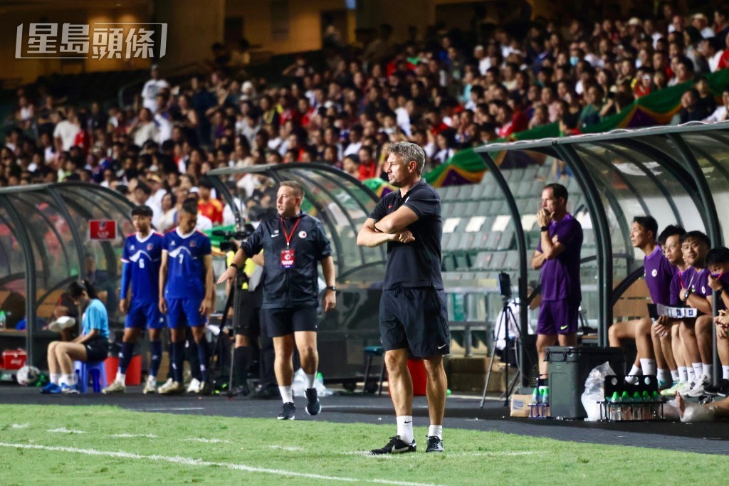 不少球迷高呼港隊教練韋斯咸下台。徐嘉華攝 不少球迷高呼港隊教練韋斯咸下台。徐嘉華攝